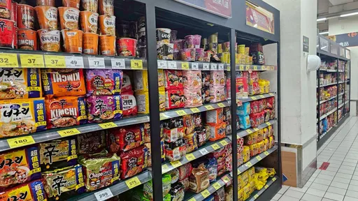 她拆開整袋泡麵「只買1包」　真相曝光讓萬人傻眼：這家店太前衛