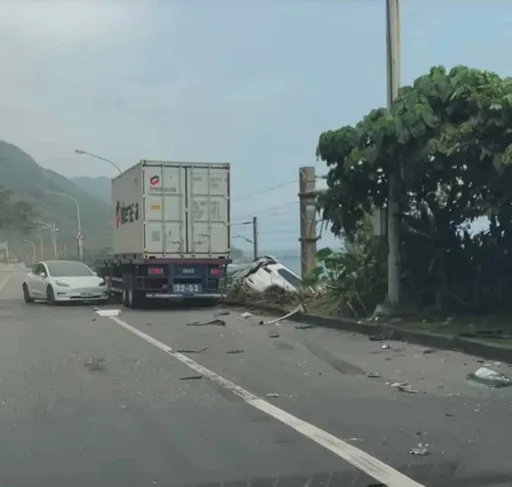 台2線驚傳連環撞！休旅車失控卡鐵軌旁邊坡　現場慘況曝光