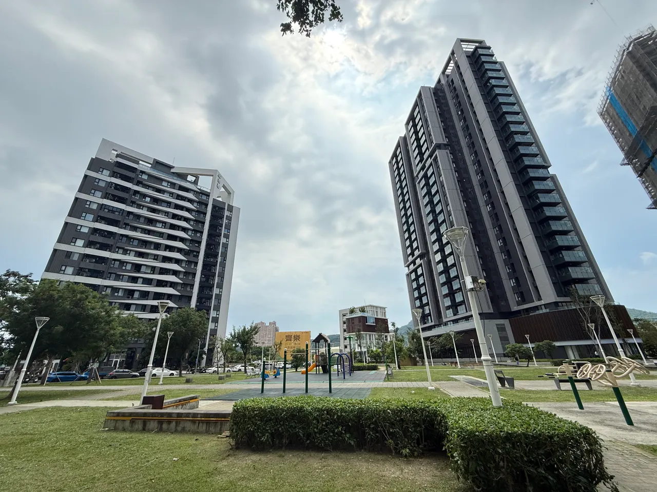 中都重劃區目前房價主力坐穩4字頭，但高雄大學則落在3字頭末為大宗。葉家銘攝