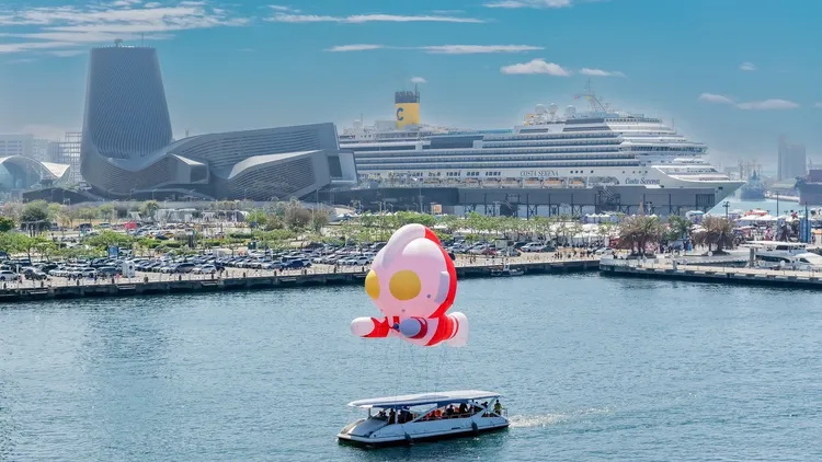 8米氣膜結合愛之船於愛河灣展演。翻攝畫面