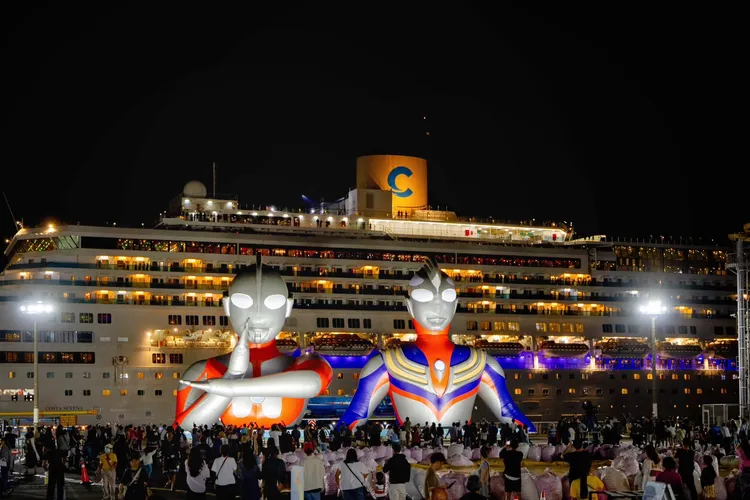 初代超人力霸王、超人力霸王迪卡於17號碼頭與歌詩達郵輪合影。翻攝畫面