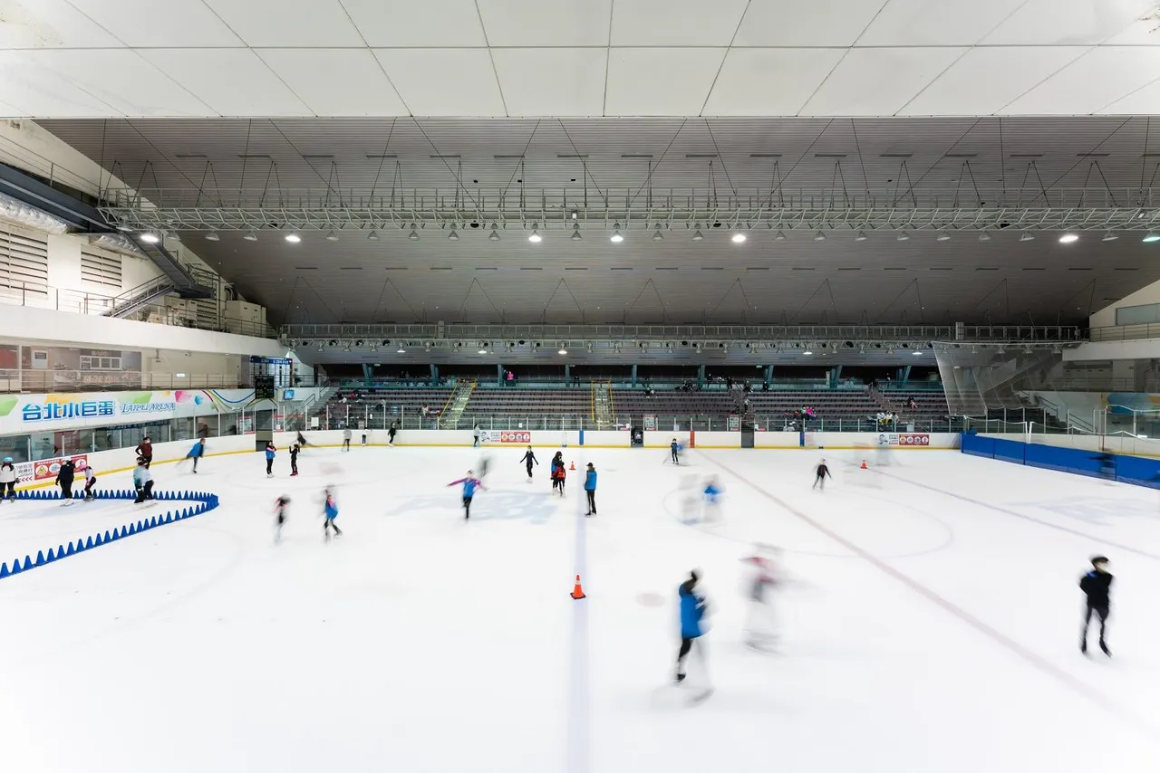 台北小巨蛋溜冰場爆怪男頻撞孩童　北捷發聲了