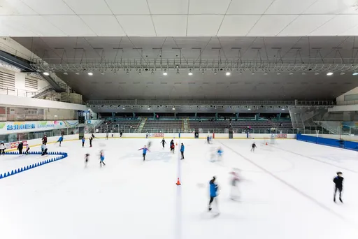 台北小巨蛋溜冰場爆怪男頻撞孩童　北捷發聲了