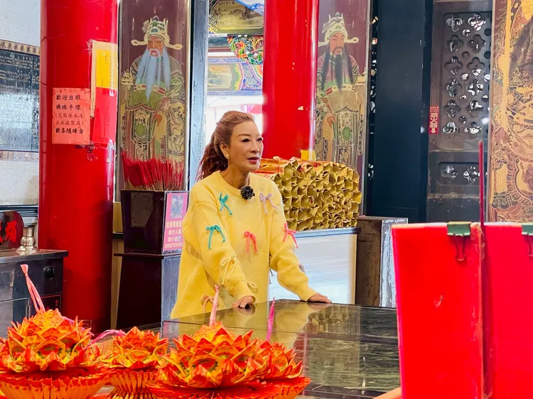 楊繡惠在廟裡思考「政見發表會」單元40秒內容，不知道的人以為她是跟神明求願望。民視提供