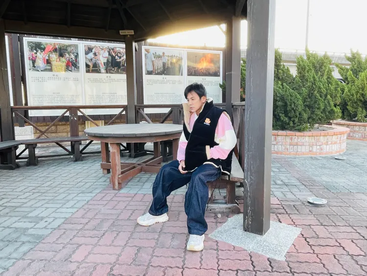 阿翔停機，躲在角落，認真準備，沒有大字報，完全自己構想。民視提供