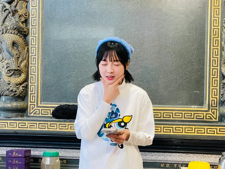 籃籃抓著手機，動腦筋想內容。民視提供