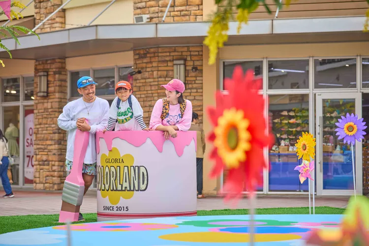 大小朋友都能化身小小藝術家，站進巨型油漆桶裡，盡情揮灑創意擺POSE。業者提供