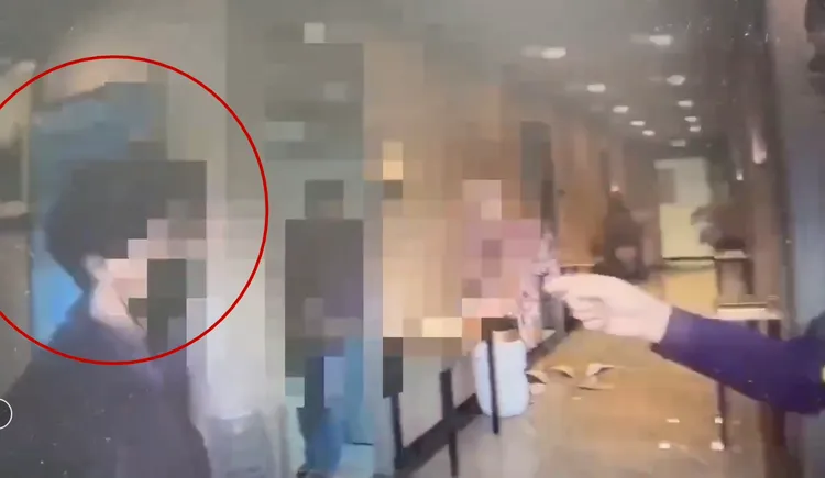 殯葬業者稱上午衝進一堆黑衣人亂砸，警方請它們列出損壞物品清單。翻攝畫面