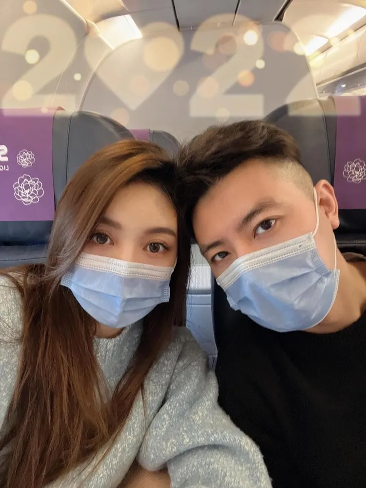 吳亞馨（左）3年前與圈外男友登記結婚。翻攝吳亞馨臉書