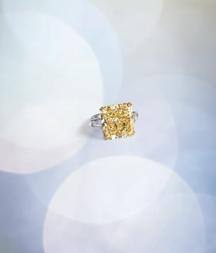 海瑞溫斯頓頂級珠寶系列 方形祖母綠型切工黃鑽鑽石戒指。品牌提供