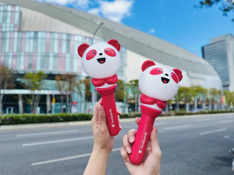 隨著TWICE本週五登上台北大巨蛋開唱，外送平台也推出演唱會應援系列商品。foodpanda提供