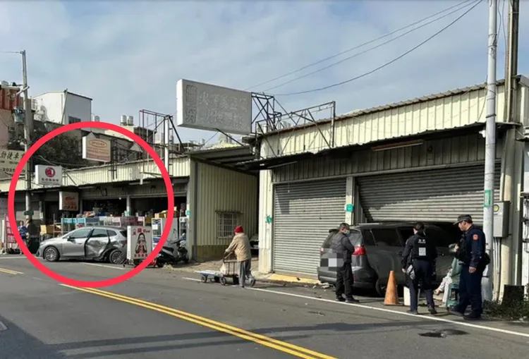 這處連棟鐵皮屋2月時才被毒駕男開車衝撞，現在又發生死亡火警。民眾提供