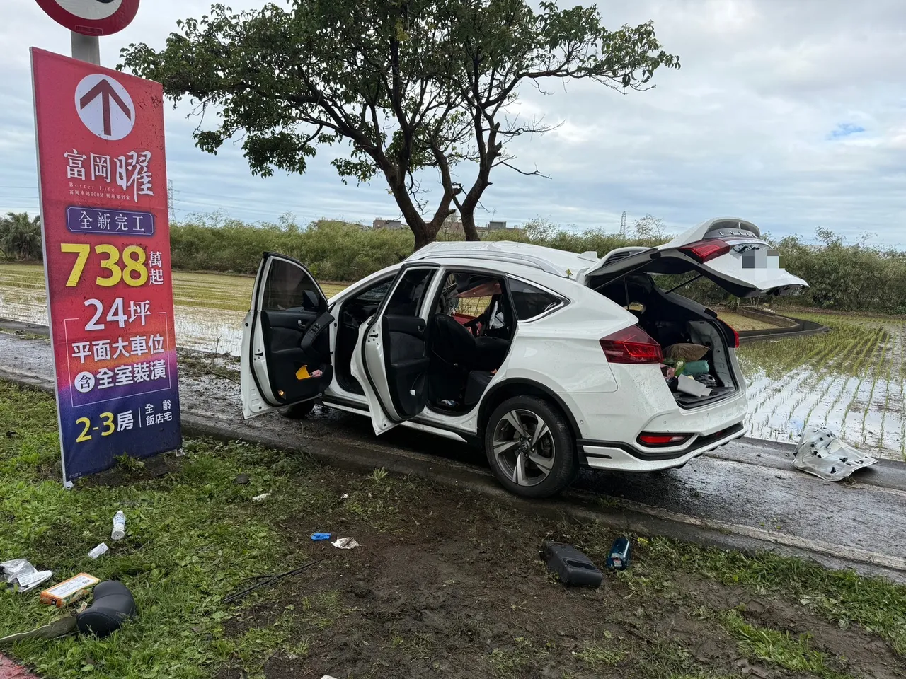 遭撞的小客車。翻攝畫面