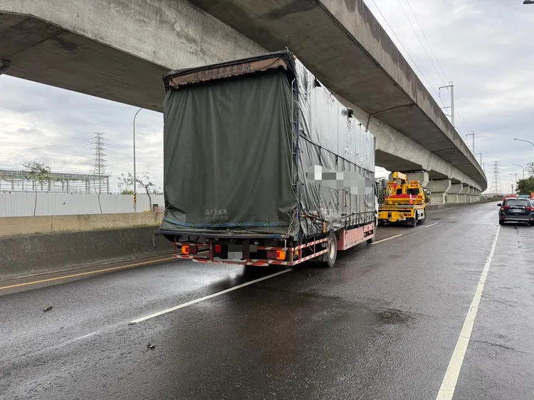 直行的大貨車。翻攝畫面