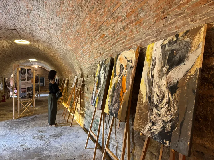 滬尾礮臺現正展出「被風帶走的土地－游雅茜個展」，作品充滿著印象派的「淡水感性」。館方提供