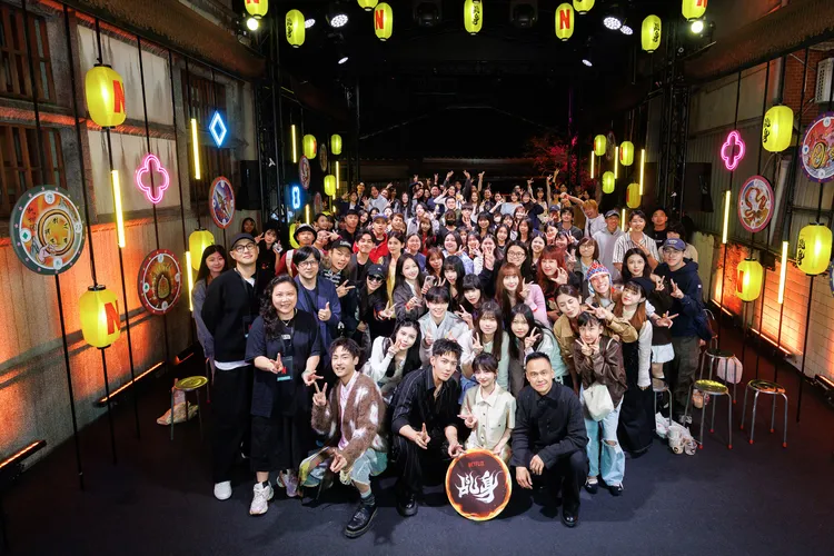 演員主創與全場觀眾合照。Netflix提供