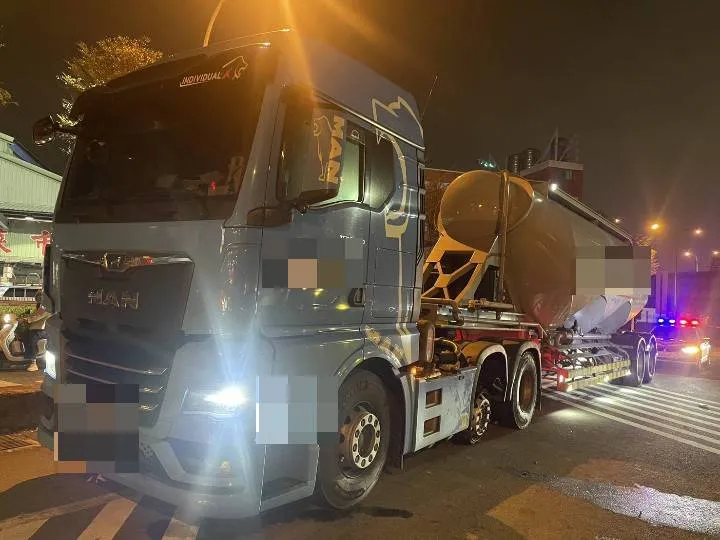 爆胎的聯結車。民眾提供