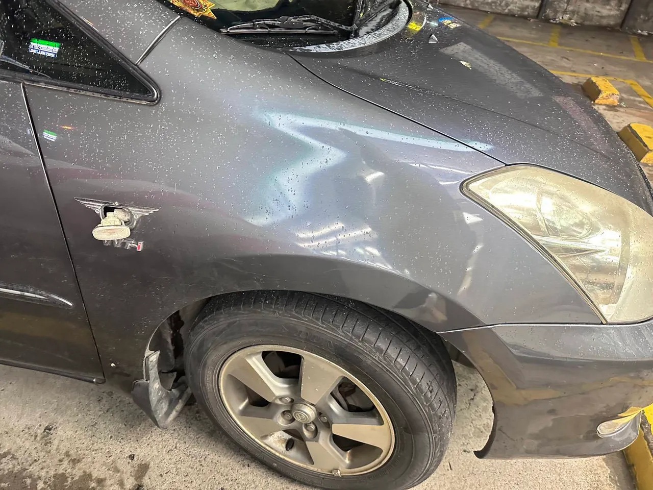 受損的自小客車。民眾提供