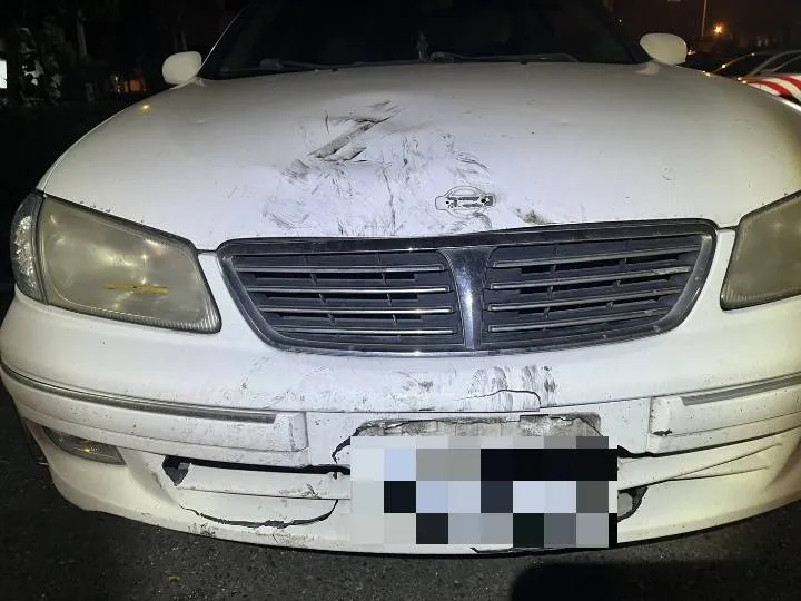 撞上胎皮的自小客車。民眾提供