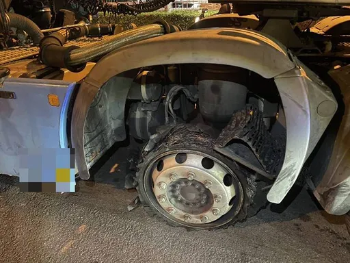 國道聯結車爆胎　胎皮散落2車道！16車慘中「地雷」