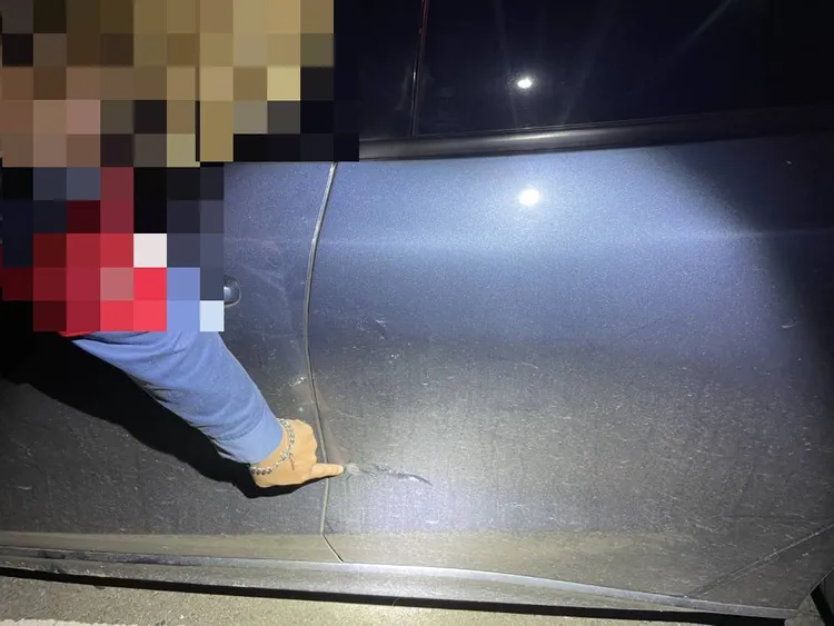 路過車輛遭噴霧砸中受損。翻攝照片