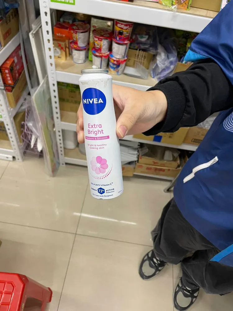 魏男到超商偷取噴霧後，到大馬路上攻擊路過車輛。翻攝照片