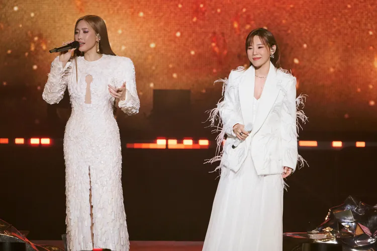 A-Lin（左）與李佳薇合唱獻天籟。众悅娛樂提供