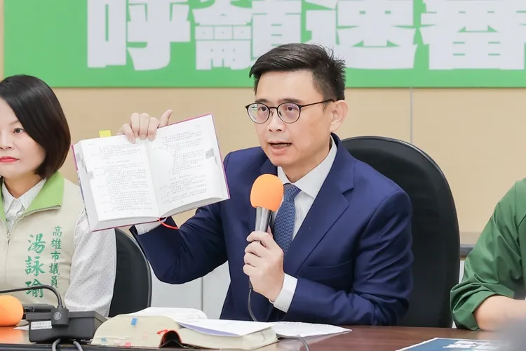 民進黨高雄市長參選人、立委賴瑞隆。翻攝畫面