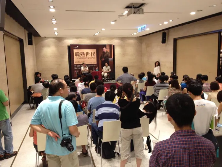 王澧綾生前與叔叔王浩威醫師感情甚篤，還曾親赴叔叔新書粉絲簽名會，變身小粉絲。翻攝《Li Ling Wang》粉專