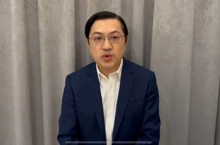 議員梁為超遭爆包養許玲玲，他回應目前是單身，感情生活屬於私領域，為民服務才重要。梁為超提供