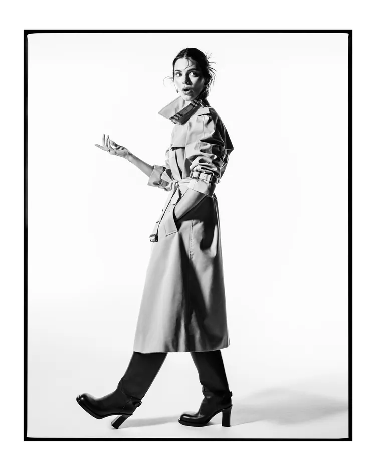 肯黛兒將Burberry風衣穿出隨性時髦感。品牌提供