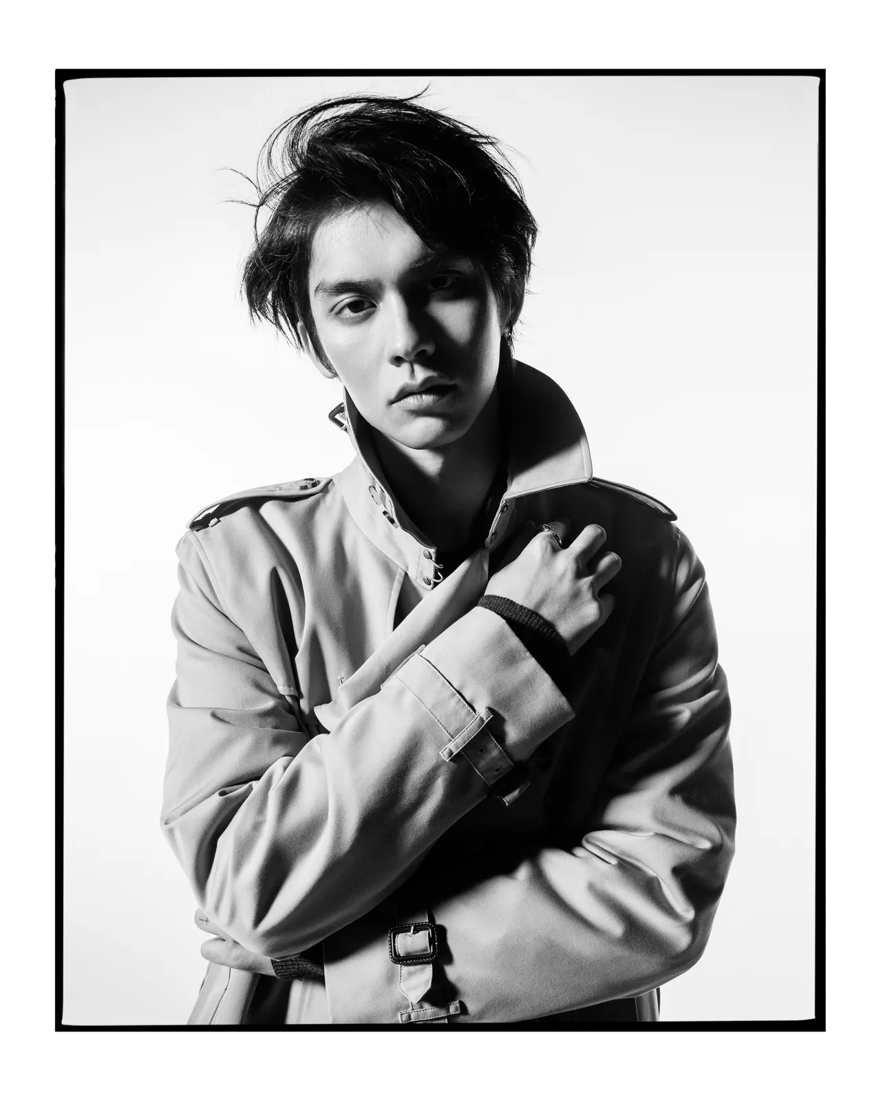 泰國男星Bright拍攝Burberry全新風衣形象照。品牌提供