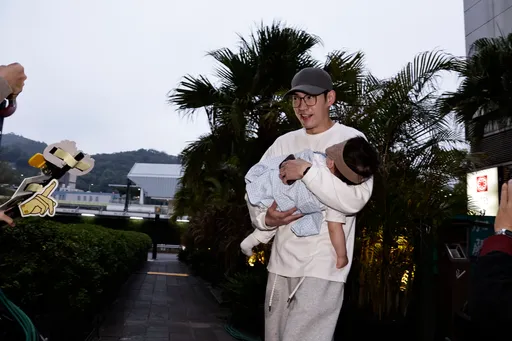 歐陽妮妮「曬娃」疑懷二胎？　張書豪露面藏不住笑回應了！