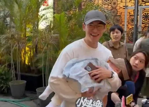 歐陽妮妮「曬娃」疑懷二胎？　張書豪露面藏不住笑回應了！