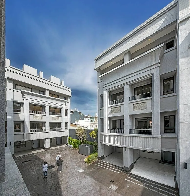 「德郡祥賀」戶戶具備可並排停雙車條件，在這波房市盤整期推出，因價格合理且在市場上屬極稀缺物件，因此獲得不少科技人才青睞。德郡地產