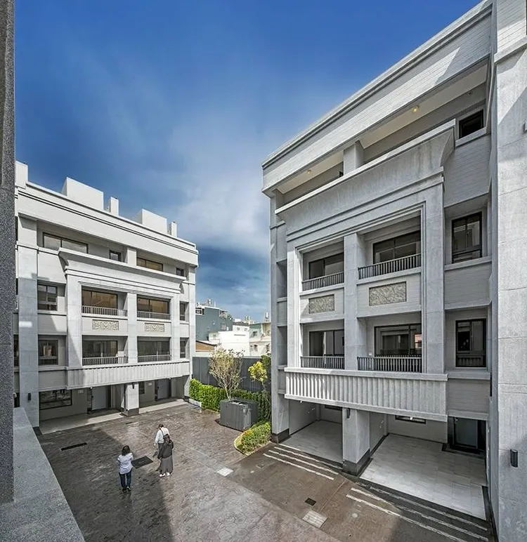 「德郡祥賀」戶戶具備可並排停雙車條件，在這波房市盤整期推出，因價格合理且在市場上屬極稀缺物件，因此獲得不少科技人才青睞。德郡地產