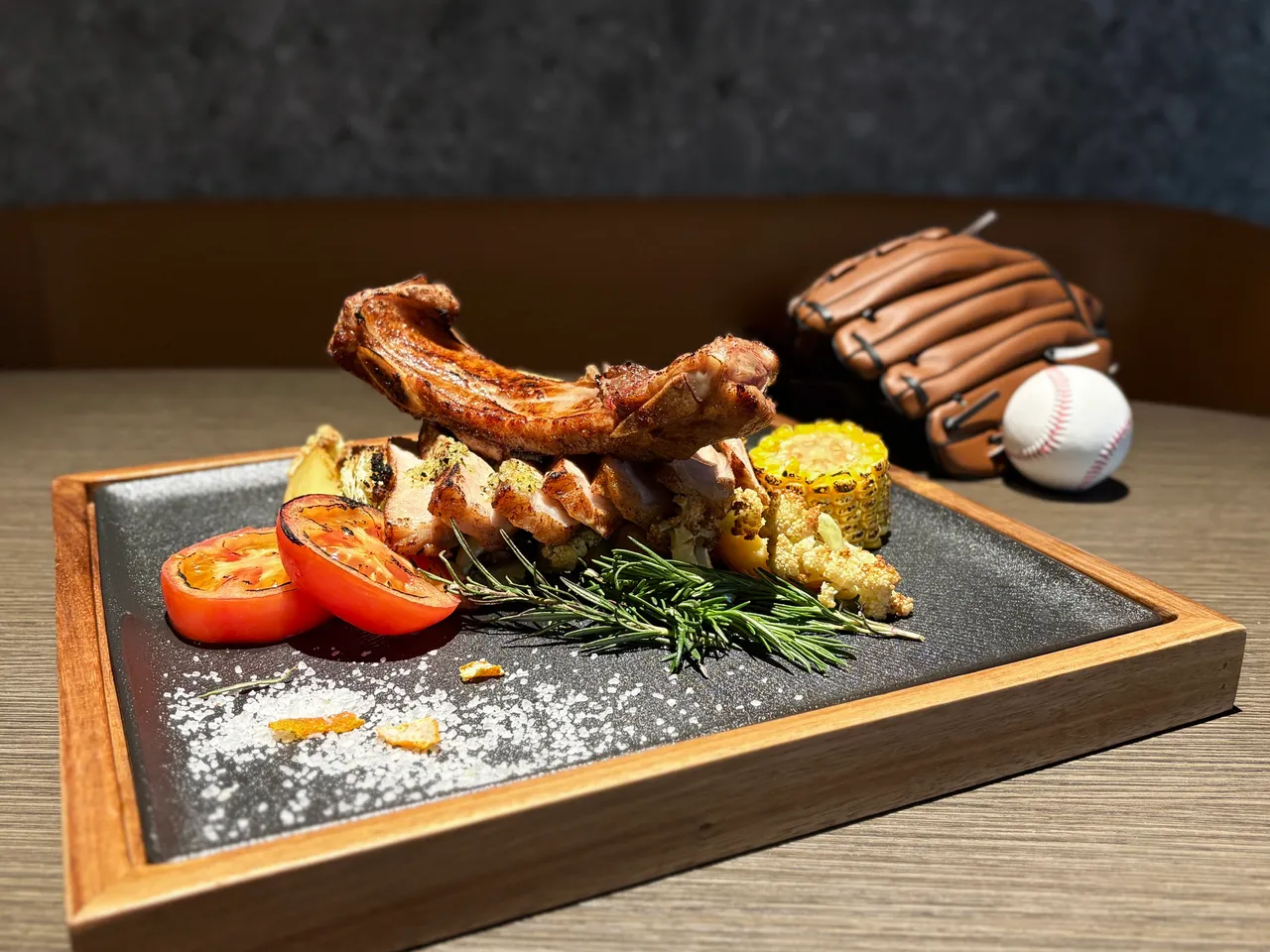 「經典賽應援菜單」可吃到寓意勝利的戰斧豬排雙人餐特價2026元。國聯大飯店提供