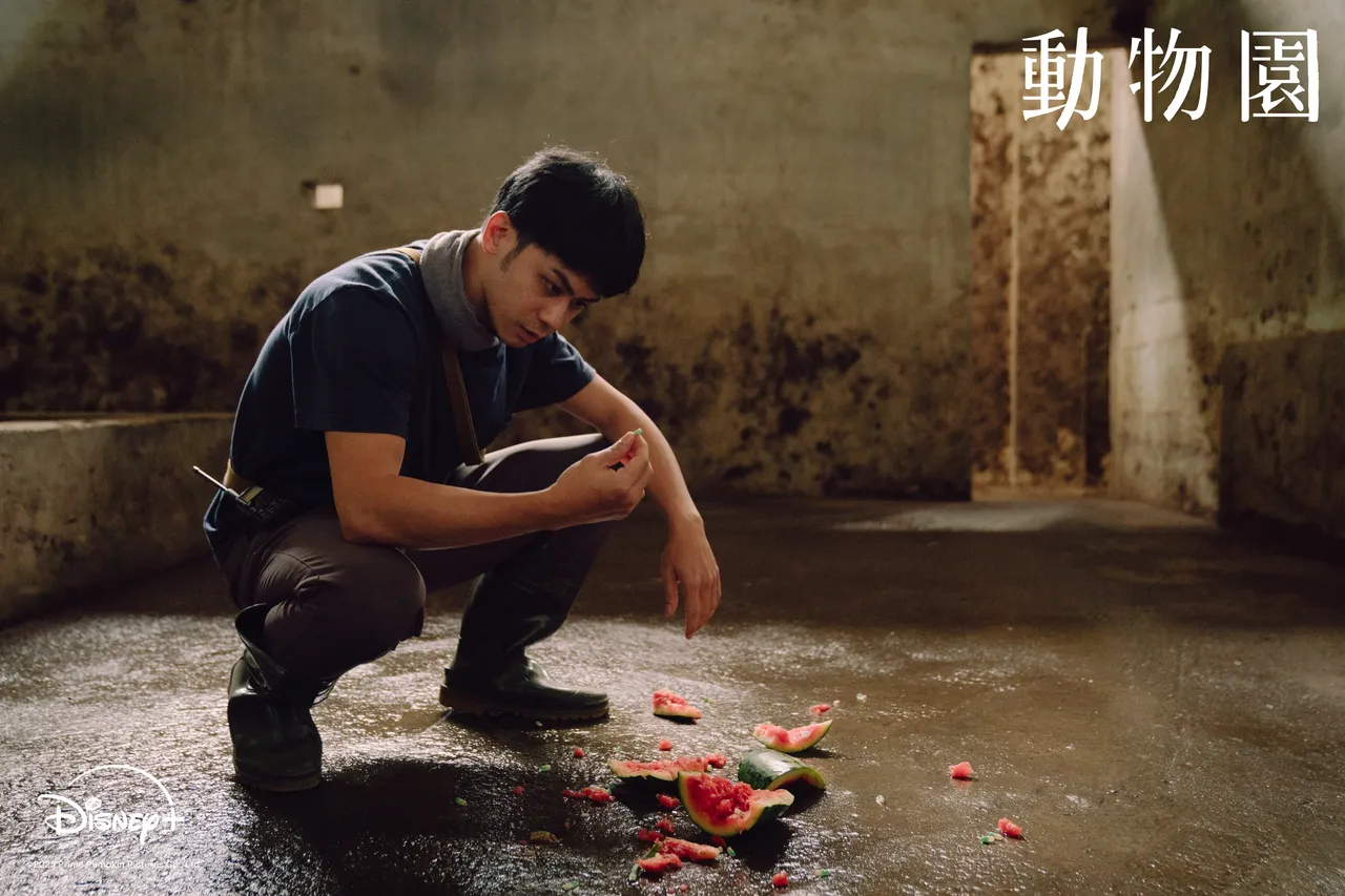 李淳飾演保育員愛上動物。Disney+提供