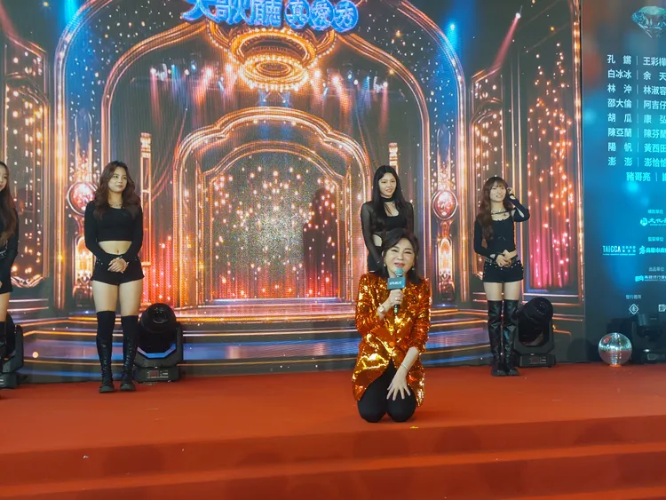 「保庇天后」王彩樺跪謝當年藍寶石大歌廳的觀眾捧場。凃建豐攝