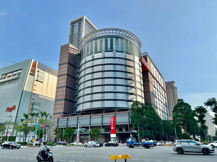 台中新光三越接獲通知美食街某店員突發身體不適，第一時間通報119協助送醫。資料照