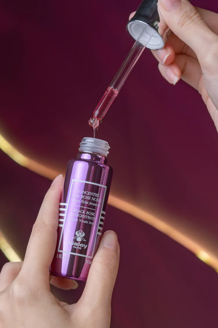 Sisley黑玫瑰彈潤水光菁萃。品牌提供