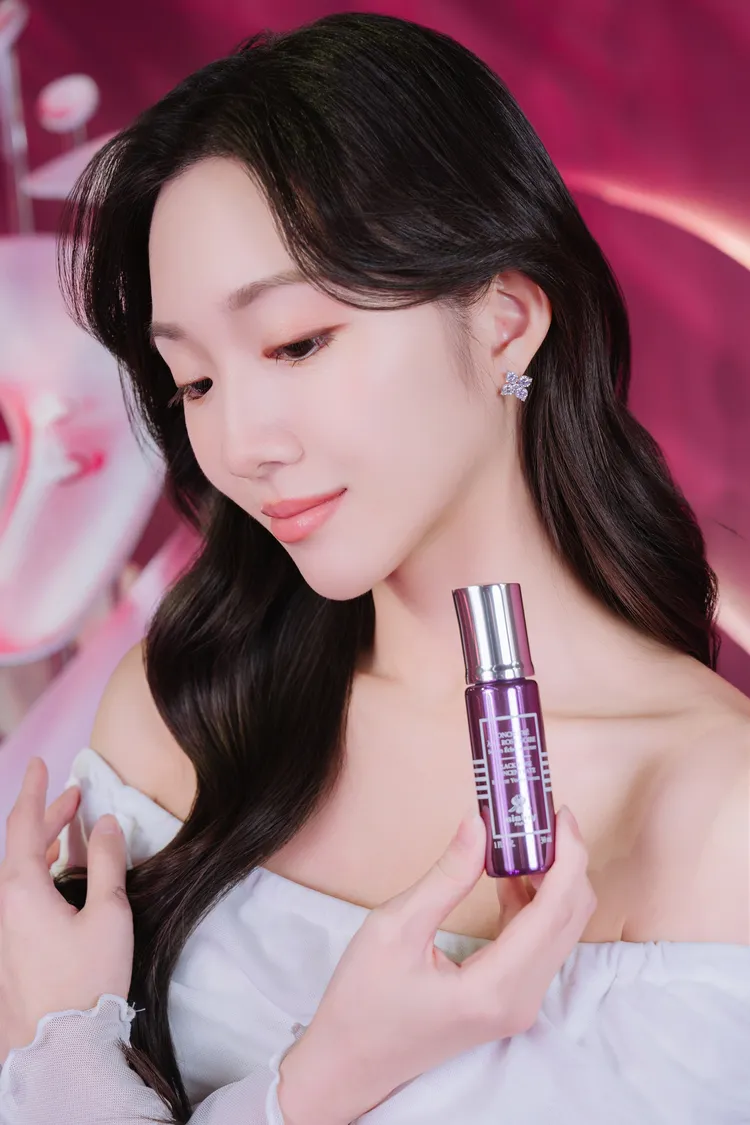 Sisley推出全新黑玫瑰彈潤水光菁萃，30ml／8300元。品牌提供