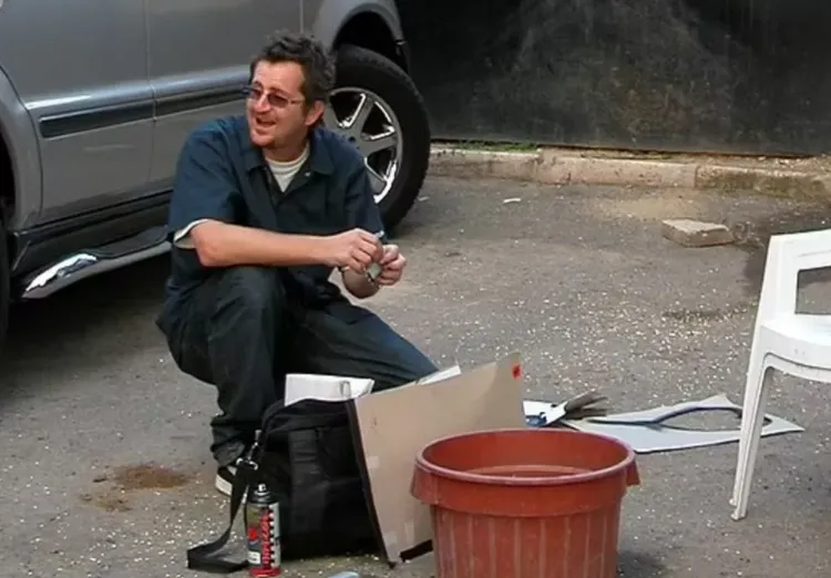 英國媒體曝光英國塗鴉大師班克西的照片與本名為甘寧罕。翻攝X@themirror