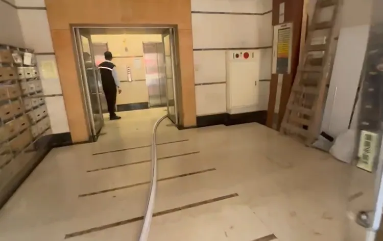 消防人員拉水線入內灌救。翻攝畫面