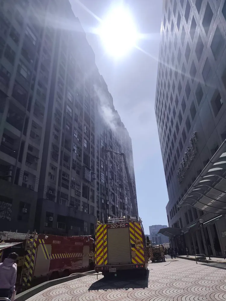 汐止建成路上一處社區大樓傳出火警。翻攝畫面