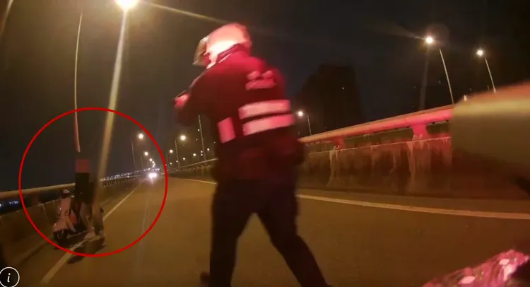 警員持槍喝止許男及後座友人蹲下，並從車上查獲一桶汽油，疑似要載往飆車之用。翻攝畫面