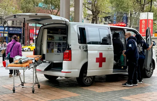 如廁到一半人生驟停！　50歲節目主持人疑「用力過猛」休克猝逝