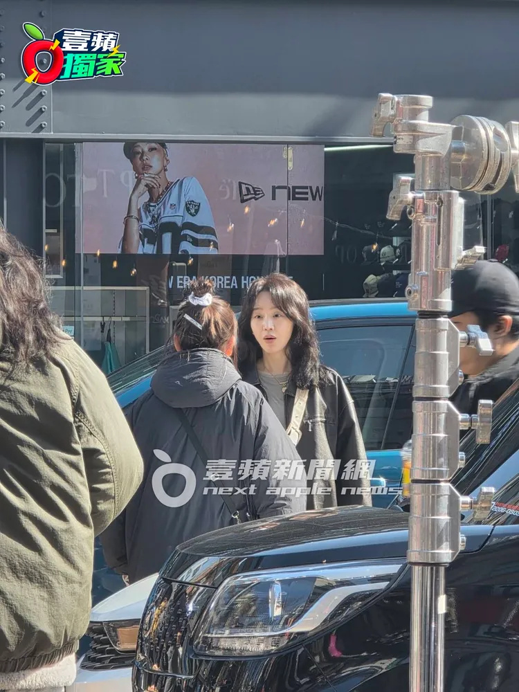 申惠善在《24分之1羅曼史》飾演綜藝節目製作人，穿著休閒黑外套搭配米色包包。讀者提供