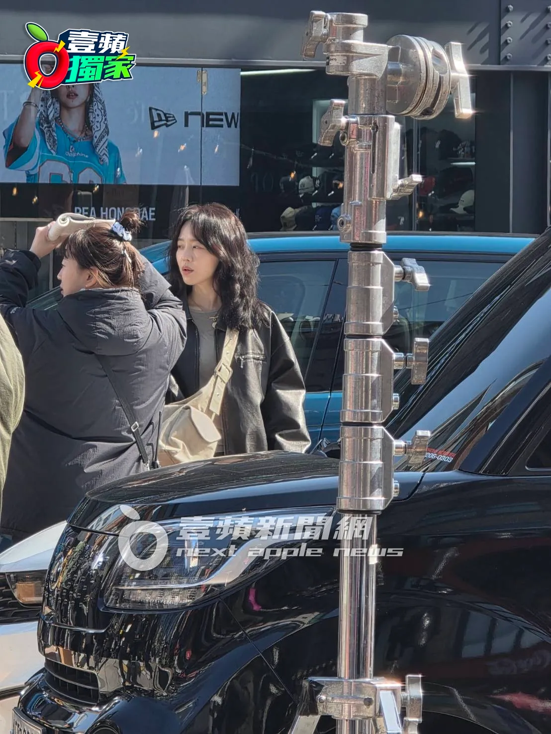 申惠善（右）在路邊跟工作人員聊天。讀者提供