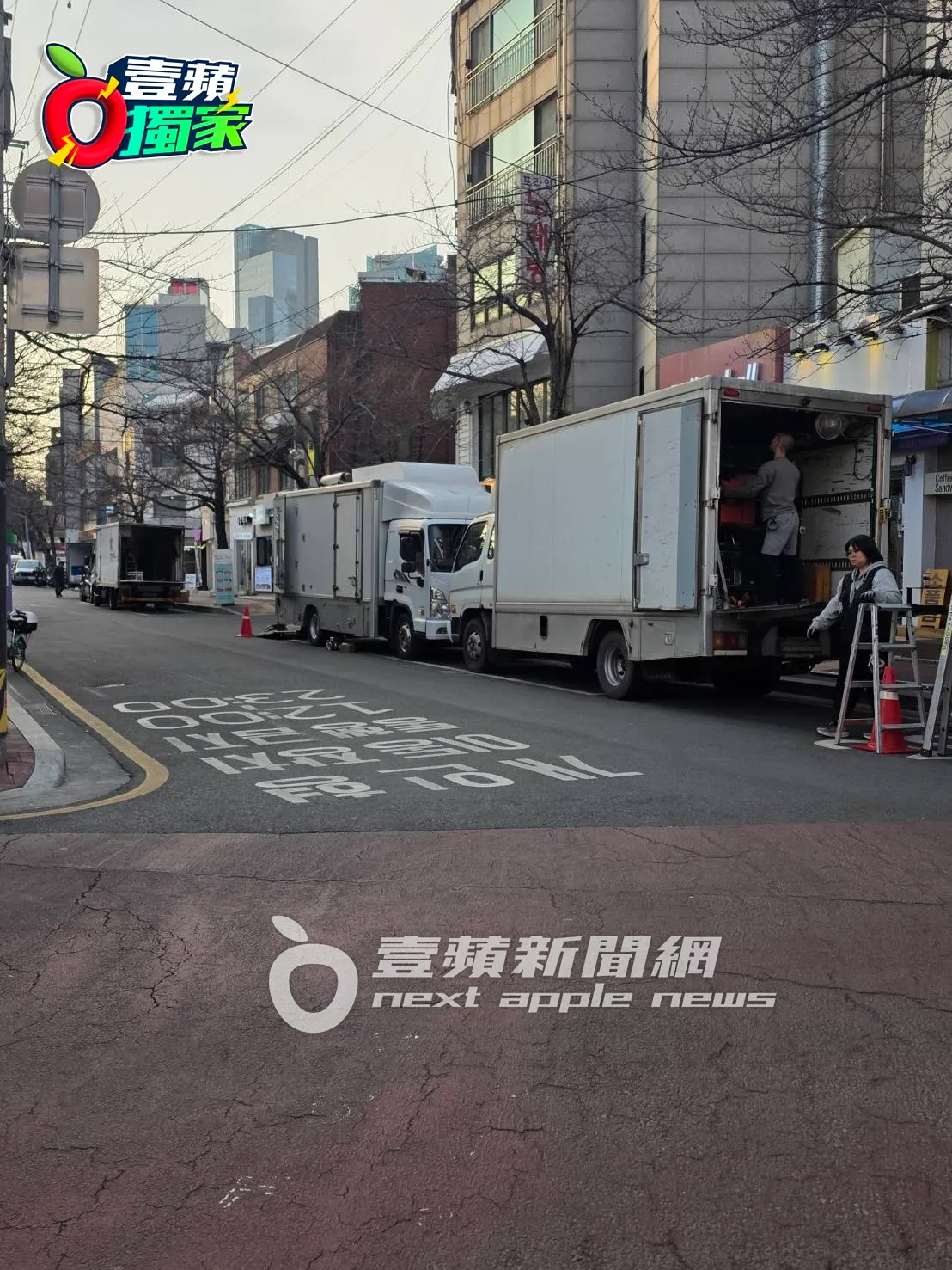 《24分之1羅曼史》3台道具貨櫃車。讀者提供